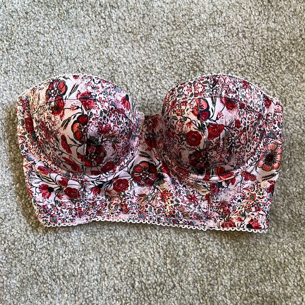 32D Victoria Secret bra